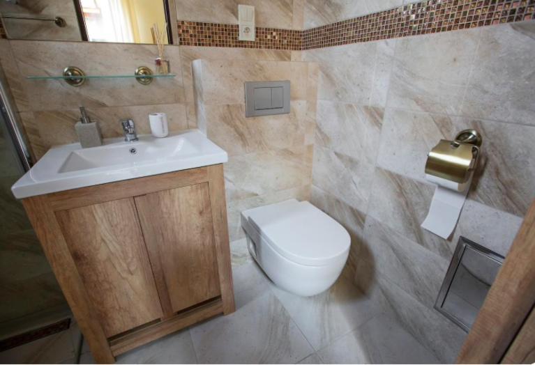 Homely 4 Bedroom Apartment - Old Town - By Upstairs Cracovia Esterno foto