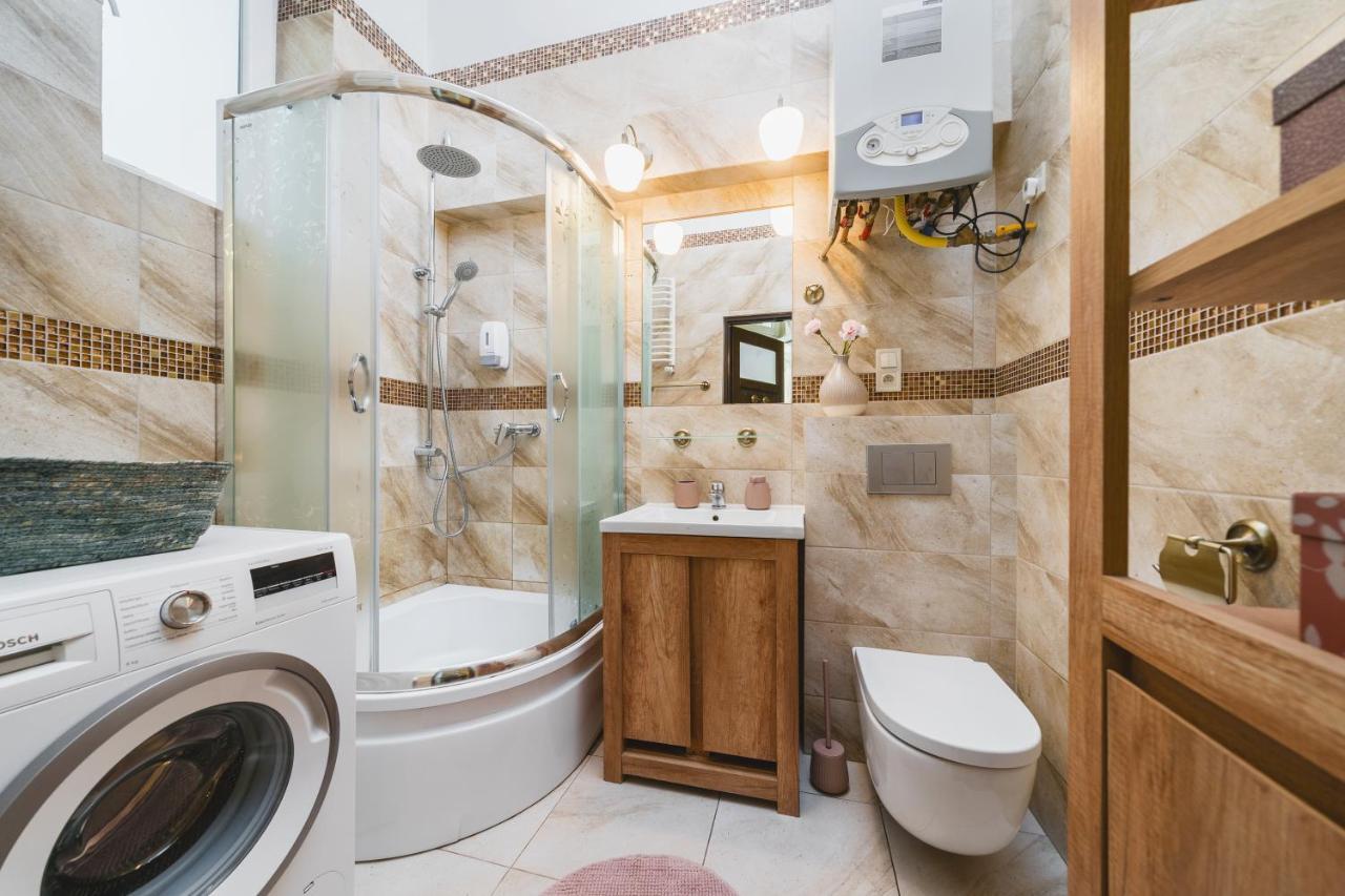 Homely 4 Bedroom Apartment - Old Town - By Upstairs Cracovia Esterno foto